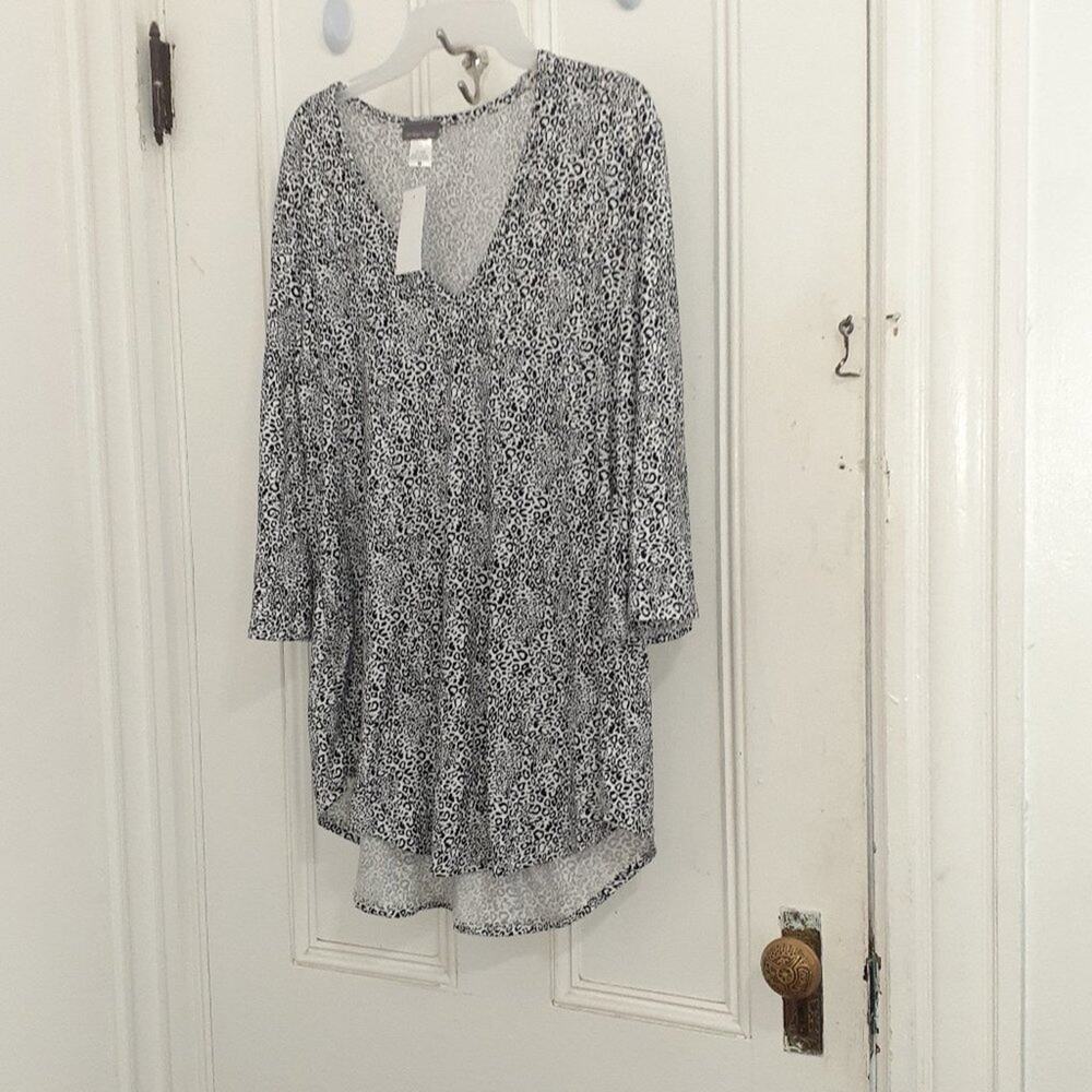Jordan Taylor  White / Black Snow Leopard V neck Tunic M